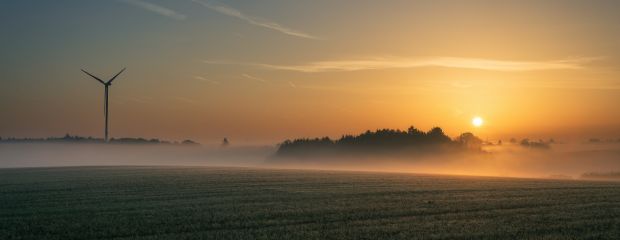 3. Platz Fotowettbewerb erneuerbare Energien- Nebeliger Sonnenaufgang Beim Windrad Weihbüchl