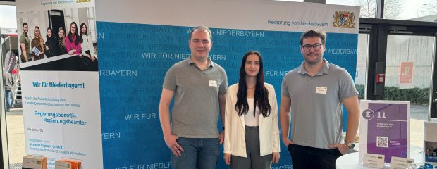 Das Foto zeigt eine Mitarbeiterin und zwei Mitarbeiter der Regierung von Niederbayern, die die Regierung auf der Ausbildungsmesse Passau vorstellen.