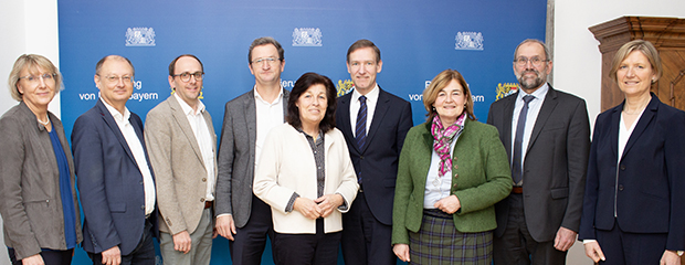 Das Foto zeigt (von links) die Bereichsleiterin „Ernährung und Landwirtschaft“ der Regierung, Franziska von Krezmar, den Bereichsleiter „Umwelt, Gesundheit und Verbraucherschutz“ der Regierung, Manfred Pfandl, den Bezirksgeschäftsführer Oberpfalz, Hubert Hofmann, BBV-Bezirkspräsident Siegfried Jäger, Bezirksbäuerin Claudia Erndl, Regierungspräsident Rainer Haselbeck, die stellvertretende Bezirksbäuerin Rosmarie Mattis, Direktor Peter Huber und Regierungsvizepräsidentin Monika Linseisen. 
