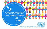 Das Foto zeigt ein rundes Logo mit der Aufschrift Niederbayerischer Integrationspreis, jetzt mitmachen. 