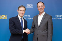 Regierungspräsident Rainer Haselbeck trifft neuen Standortleiter des BMW Group Werks Landshut, Thomas Thym