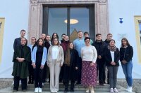 Das Foto zeigt die neuen Nachwuchskräfte der Regierung von Niederbayern.