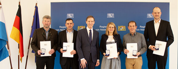 Das Foto zeigt Regierungspräsident Rainer Haselbeck (Mitte) zusammen mit den geehrten Lebensrettern (von links) Erich Kaspar, Andreas Reichhart, Daniela und Patrick Junglas sowie Fabian Dullinger.