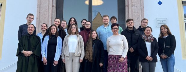 Das Foto zeigt die neuen Nachwuchskräfte der Regierung von Niederbayern.