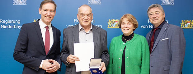 Das Foto zeigt Regierungspräsident Rainer Haselbeck, den Aschaer Gemeinderat Josef Keckeis, die stellvertretende Landrätin des Landkreises Straubing-Bogen, Barbara Unger, und Aschaers Ersten Bürgermeister, Wolfgang Zirngibl. 
