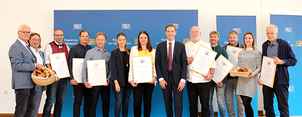 Regierungspräsident Rainer Haselbeck zeichnet neue Wasserschutzbäckereien mit Urkunde aus. 