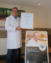 Manfred Keilwerth von der Bäckerei Wackerl zeigt stolz die Auszeichnung des Deutschen Brotinstituts e.V.