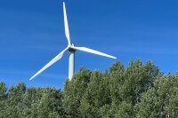 Das Foto zeigt ein Windrad.