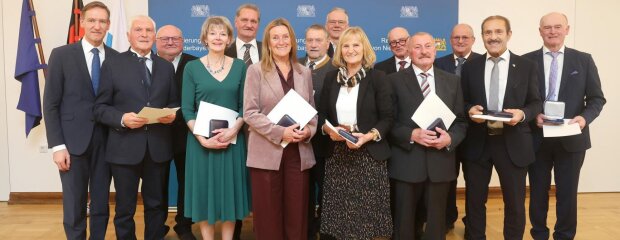 Verleihung der Kommunalen Verdienstmedaille durch Regierungspräsident Rainer Haselbeck - gemeinsam mit den Geehrten. 