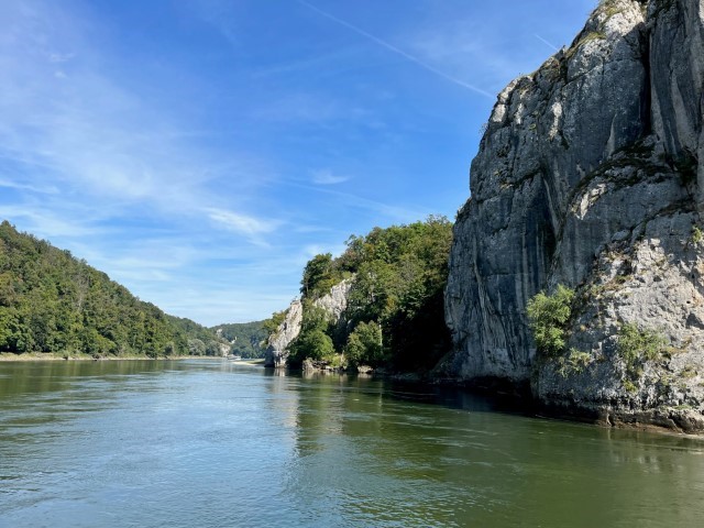 Die Donau fließt durch eine beeindruckende Natur zwischen Weltenburg und Kelheim - vorbei an bizarren Felsformationen, wie der "Eidechsenwand" oder der "Versteinerten Jungfrau". Dieses Gebiet wurde 2020 als erstes Nationales Naturmonument Bayerns unter Schutz gestellt.